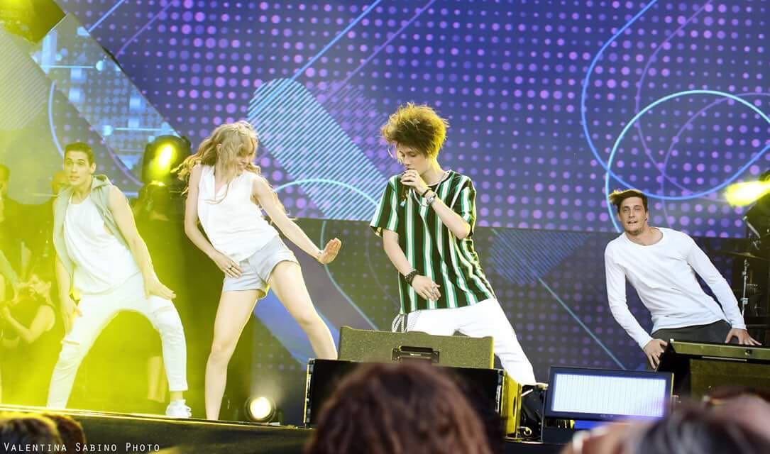 ThomasOfficial's tweet photo. Un po’ di ricordi di questo inizio d’estate! ☀️
Ci siamo abbracciati, abbiamo cantato insieme ed è stato tutto straordinario! 🔝
Giugno sta per finire ma c’è un’intera stagione da vivere insieme 😎😘 https://t.co/ebWXYTe8Ui