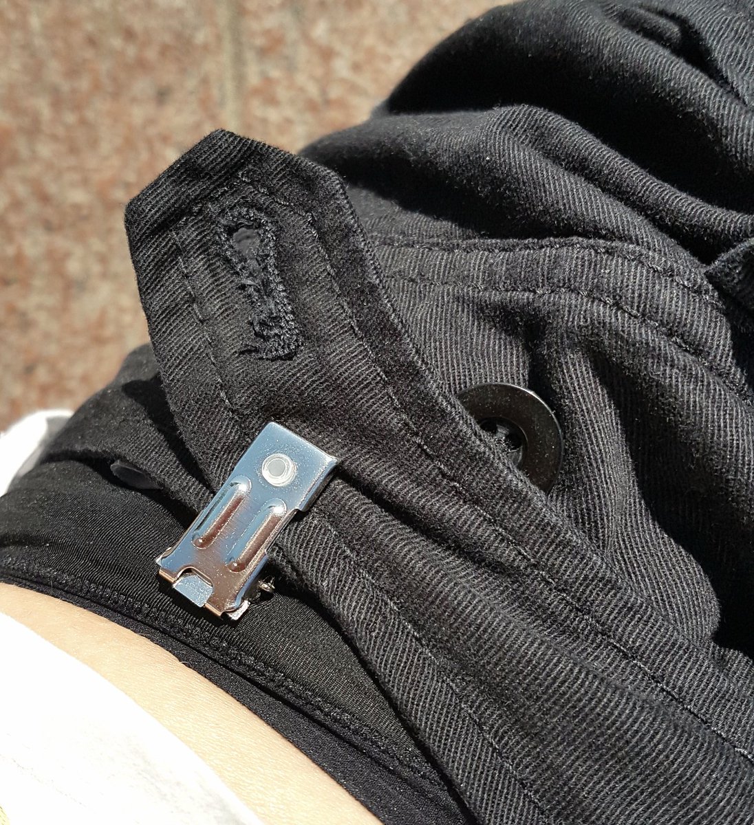 MelRadloff's tweet image. If your pants are too wide &amp;amp; you don&apos;t have a safety pin.... 😜😎
#genius #practical #workwithwhatyouhave #uniquepants