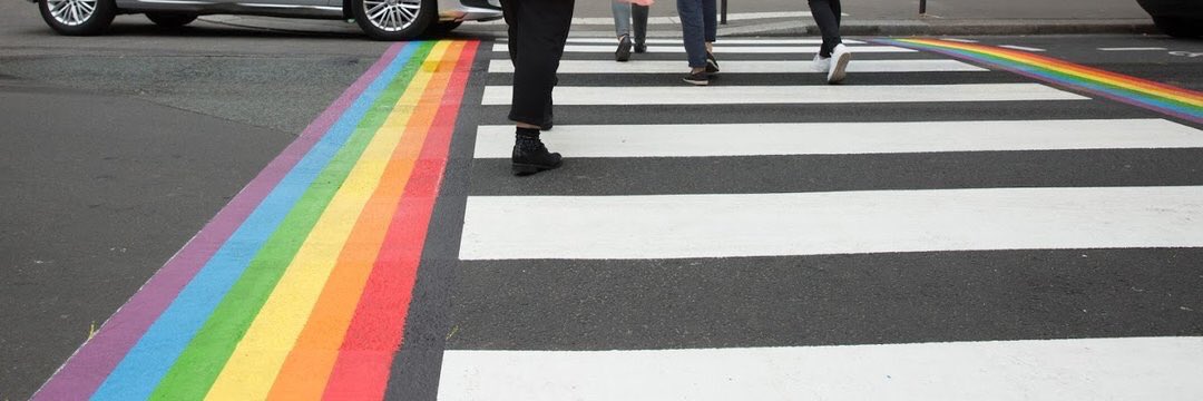 Anne_Hidalgo's tweet image. #Paris est une ville refuge qui fait sienne les valeurs républicaines de liberté, d’égalité et de fraternité. Pour qu’elles s’inscrivent à jamais en ses murs, les passages piétons arc-en-ciel créés pour la #MarcheFesFiertés seront permanents ! #ParisEstFière #LGBT 🏳️‍🌈♥️