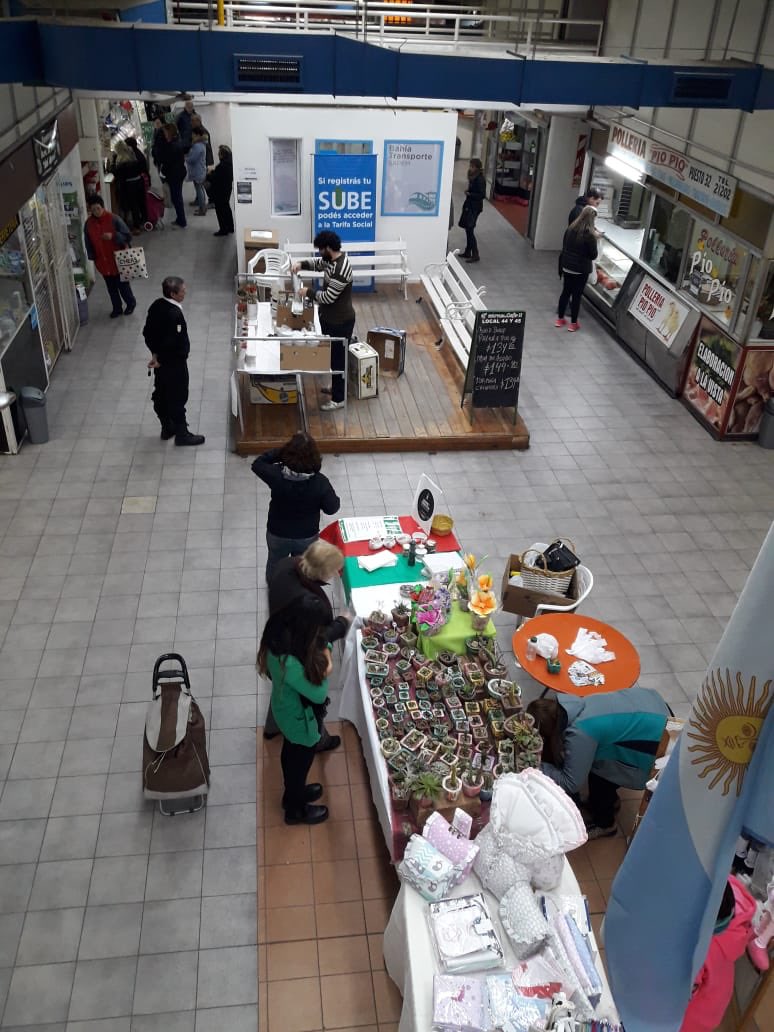 m_emihorvath's tweet image. Trabajando en equipo, junto a @Val_Fabian, para generar nuevos puntos de ventas para los emprendedores Hoy el #MercadoMunicipal nos abrió sus puertas para poder mostrar y vender los excelentes productos q ellos realizan... #comprelocal @MunicipioBahia