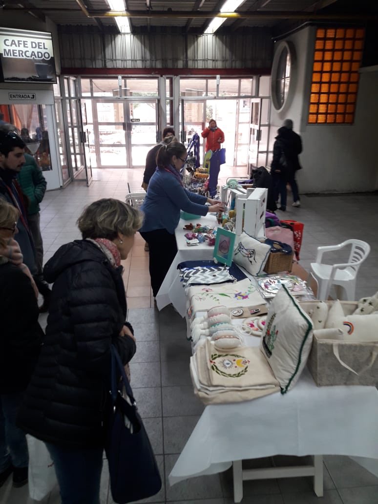 m_emihorvath's tweet image. Trabajando en equipo, junto a @Val_Fabian, para generar nuevos puntos de ventas para los emprendedores Hoy el #MercadoMunicipal nos abrió sus puertas para poder mostrar y vender los excelentes productos q ellos realizan... #comprelocal @MunicipioBahia