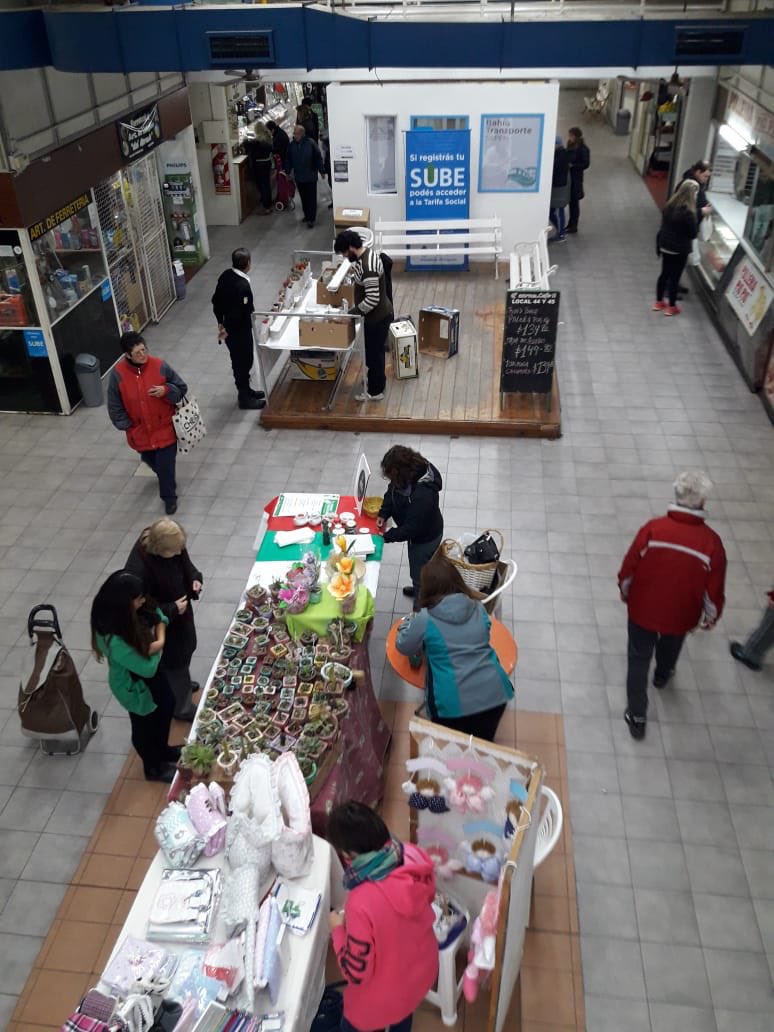 m_emihorvath's tweet image. Trabajando en equipo, junto a @Val_Fabian, para generar nuevos puntos de ventas para los emprendedores Hoy el #MercadoMunicipal nos abrió sus puertas para poder mostrar y vender los excelentes productos q ellos realizan... #comprelocal @MunicipioBahia