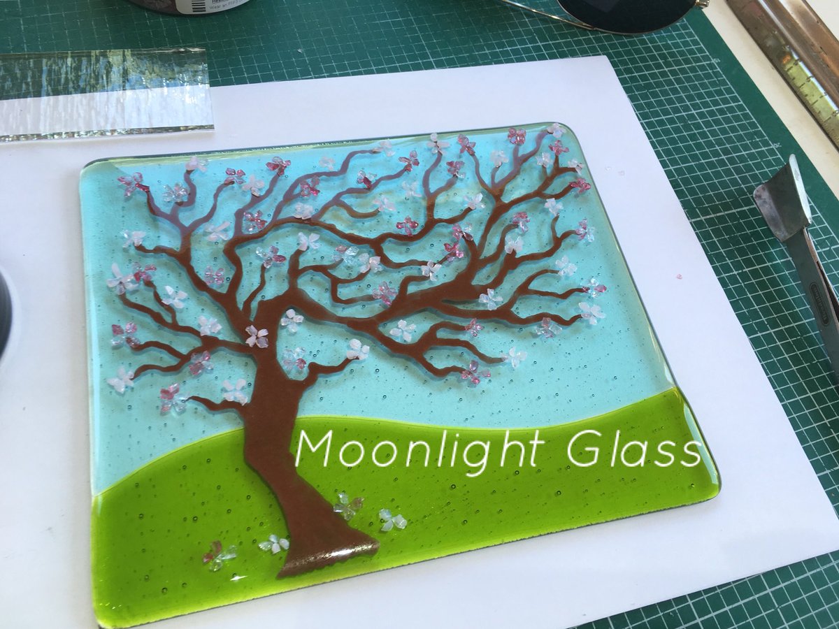 KateMoonlight's tweet photo. Working on something new and pretty. #pretty #cherryblossom #fusedglass #smallbusiness #somerset #lovingthesunshine #britishmade #workingwednesday https://t.co/I6PDuQZWKb
