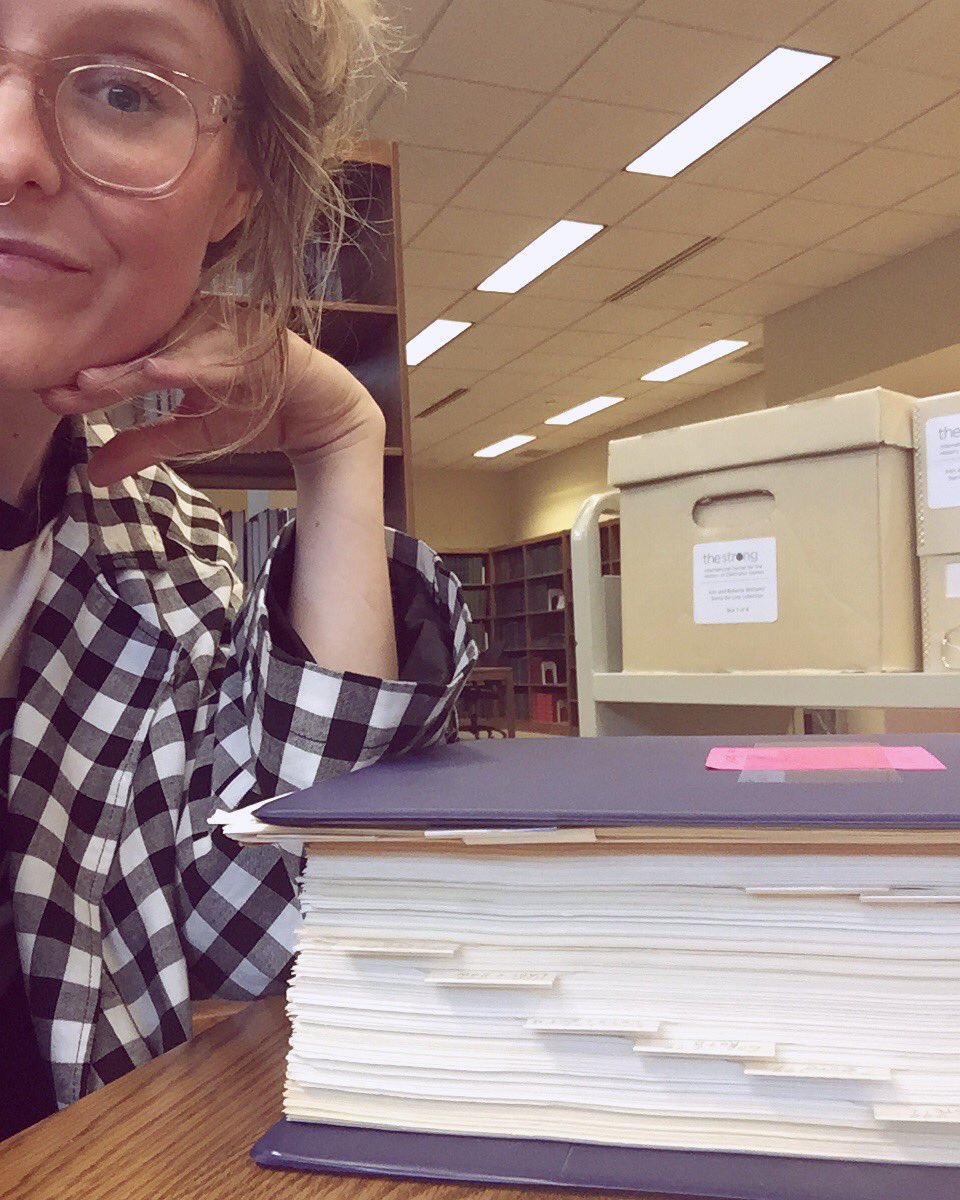 JanaRosinski's tweet photo. just hanging with one of designer roberta williams’ game production binders #tabtastic https://t.co/1VAXbdx65s