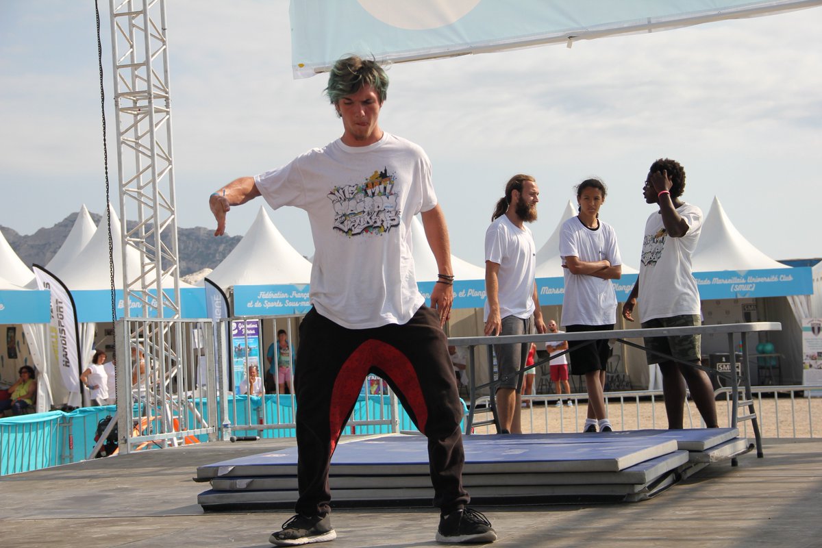TokasssFamily's tweet photo. heyoooo ! 
pour commencer un extrait des photo de la journée sport et santé de #Marseille avec les #traceur et #danseur de la #tokasss, mais une question ! 
vous avez pas l'impression qui y en a qu'un qui s'envoie en démo ? xD

#chill #HelpMe #traceur #dancer #danseur #bboy #solo https://t.co/0jddN1zZUw