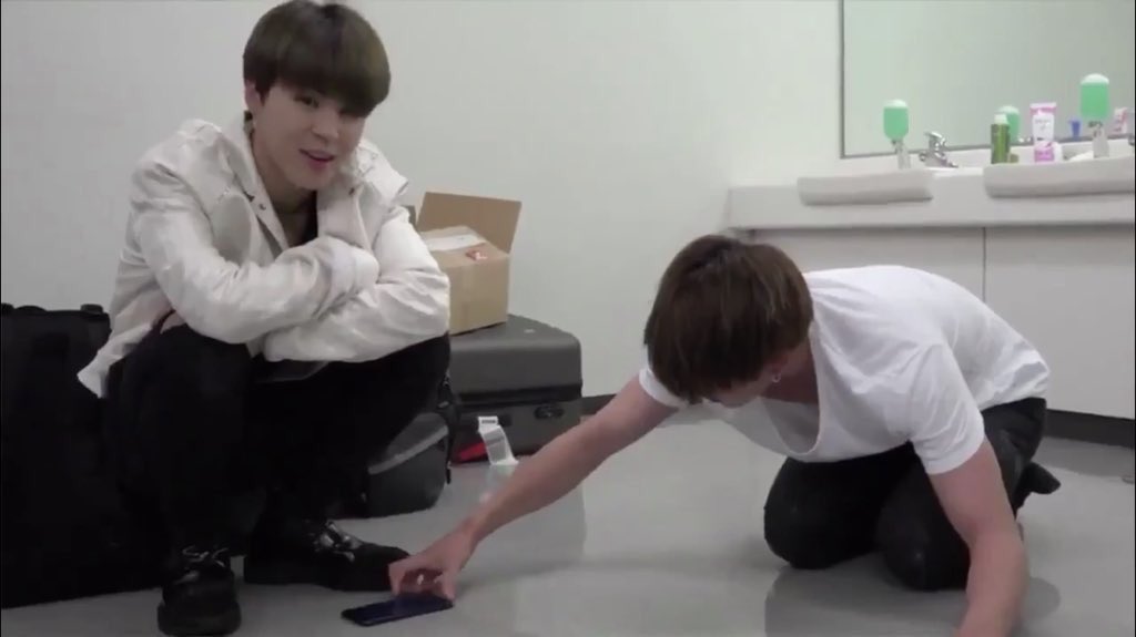ppen_twt's tweet photo. ที่ลุงสตาฟเล่าว่าหลังเวทีกุกมินไม่ห่างกันเรยยย ไอ้ตอนแรกก็ไม่ค่อยเห็นภาพหรอกจ้าา ก็คงแบบตัวติดกันเดินด้วยกันเฉยๆ แต่พอมาเห็นเบื้องหลังมมร.2017 เท่านั้นแหละ อมก. ยิ่งกว่าไม่ห่างคือความนัวนี้ i’m die..
#kookmin https://t.co/oPyk963Ie8