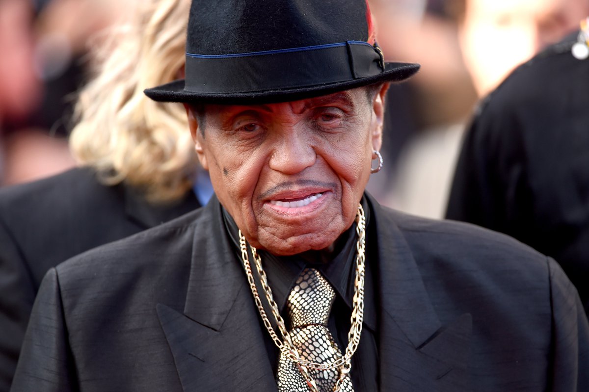 bbcafrique's tweet photo. #JoeJackson, le père de #MichaelJackson, est décédé d'un cancer à l'âge de 89 ans, selon les médias américains. https://t.co/9Rv3kSzoDj