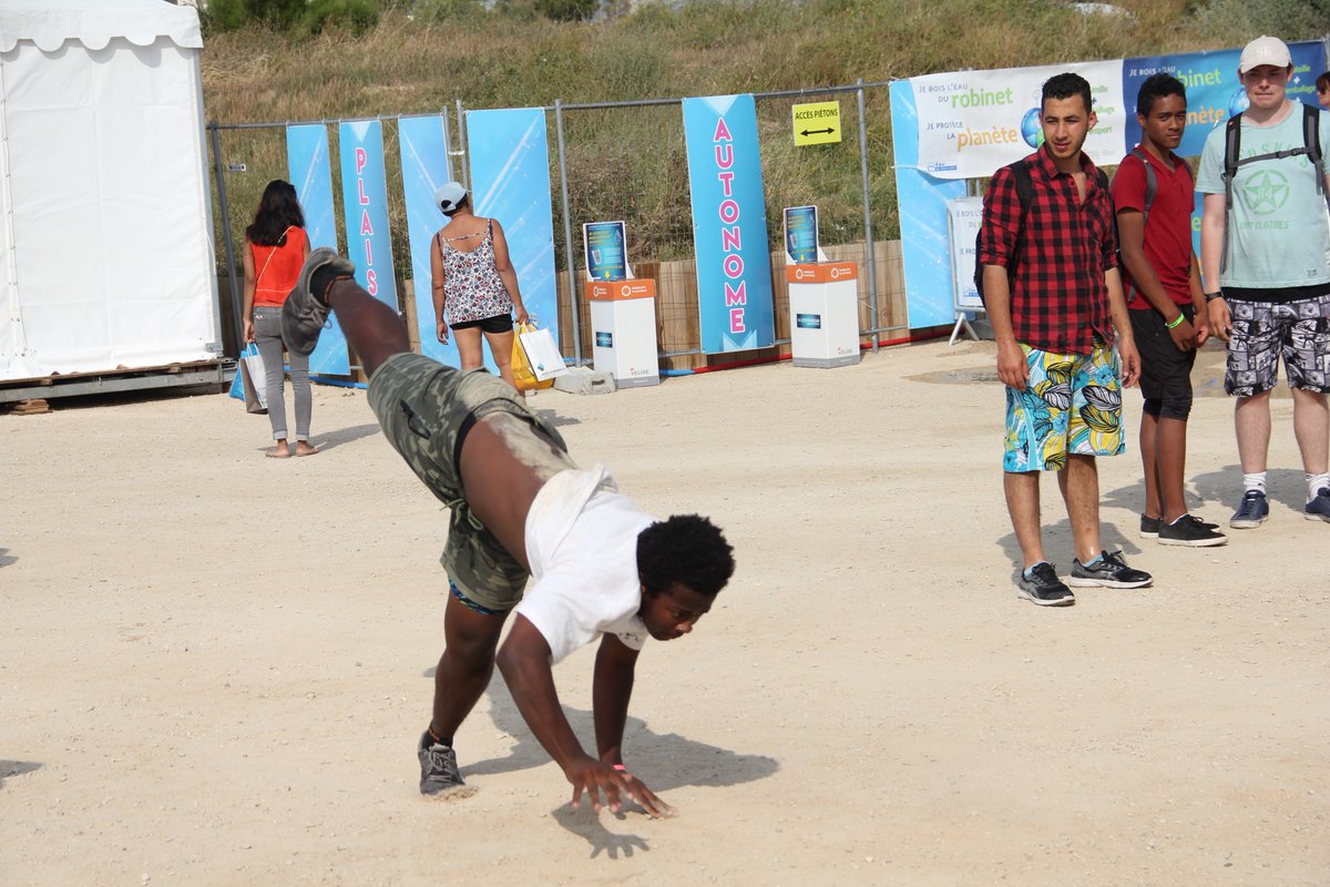 TokasssFamily's tweet photo. quelque photo de notre #traceur au allure de #BlackPanther Jordan, en #équilibre, en plein #dive ou bien #aerial !! 
toujours au #FestivalSportSanté de #Marseille.

#tracer #parkour #freerun #ArtDeRue #scène #freerunner #freerunning #air https://t.co/JUFufJsoou