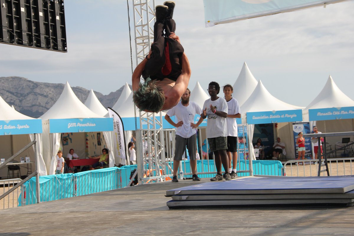 TokasssFamily's tweet photo. Heyooo !! 
second tweet cette fois du #danseur, #freerunner de la #tokasss nat. 
toujours sur la #scène du #FestivalSportSanté de #Marseille en plein #Thomas, #freeze, ou bien #front !

#freerun #parkour #break #costal #freerunning #bluehair https://t.co/as4JZAchDI