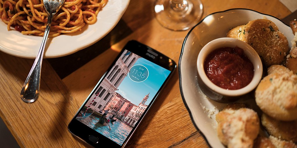 boostmobile's tweet image. Equipped with a 13MP rapid-focus rear camera, the Moto G6 Play is ready for all your foodventures. boost.co/2tmwXfq