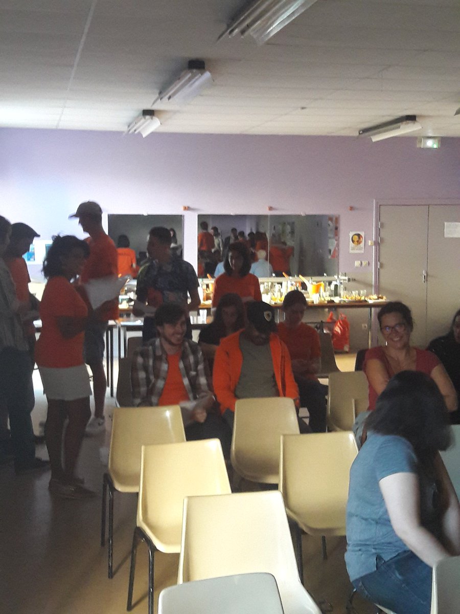 chrislallemand's tweet photo. #Edfcommerce présent au carrefour de la valorisation @UnisCiteAuRA. Des jeunes en #ServiceCivique qui reçoivent leurs diplomes. Des beaux projets dont plusieurs accompagnés par Edf #maitrisedelenergie https://t.co/sjCg7T6HbR