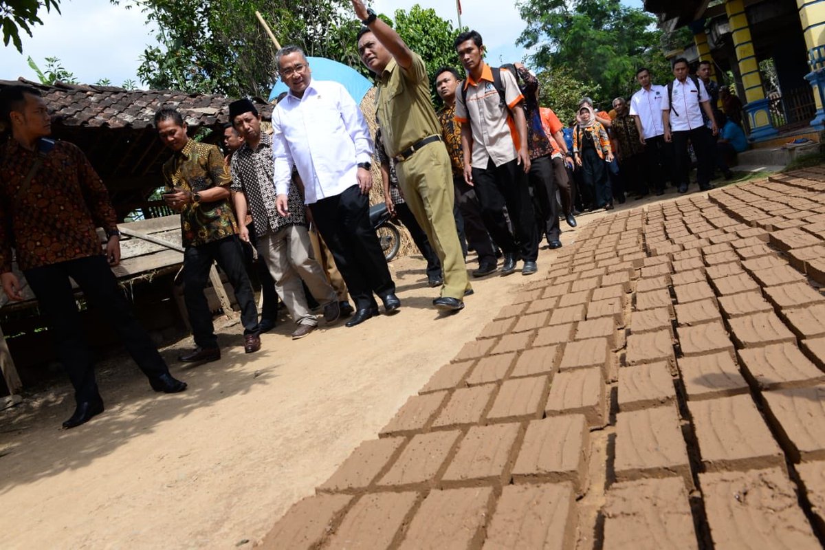 Melihat usaha tradisional membuat batu bata. Saya minta agar dibantu dan dikoordinir oleh BUMDes.Pemerintah akan membantu alat2 yang diperlukan agar kualitas dan produktifitasnya bisa lebih baik dan pemasarannya bisa lebih luas.<a href="/tppindonesia/">Pertepedesia</a> <a href="/KemenDesa/">Fast Track Travel</a>