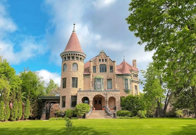 Did you ever want to be a princess and live in a castle? .
#ad Recently I had the chance to stay at the @castlelacrossebnb in La Crosse, Wisconsin during a weekend getaway without kids. New on the blog, I share that trip as I went to <a href="/explorelacrosse/">Explore La Crosse</a> and… ift.tt/2KmKv4q