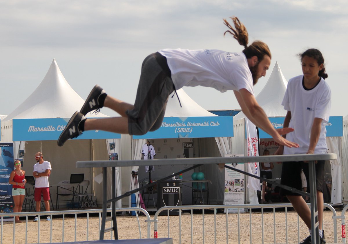 TokasssFamily's tweet photo. HEYOOO ! 
maintenant le #traceur Tanguy, qui nous a accompagné sur la #scène du #festivalSportSanté de #Marseille ou l'on peut voir en plein #chat, #dive et #reverse !

#parkour #JesusOuBucheron #tracer https://t.co/PEdIFmddl9