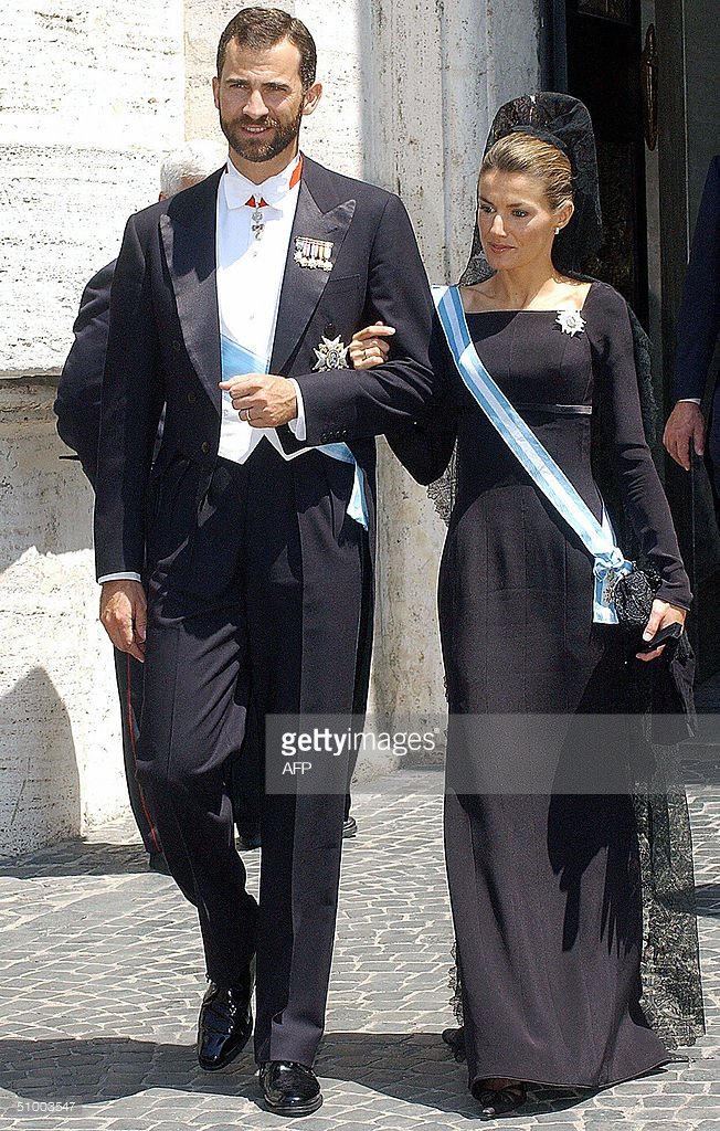 colisión explosión enlace The Royal Watcher on Twitter: "I'd absolutely love Queen Letizia to wear a  Mantilla and Peineta more often! I think she looks absolutely amazing, and  it adds an lovely Spanish twist to