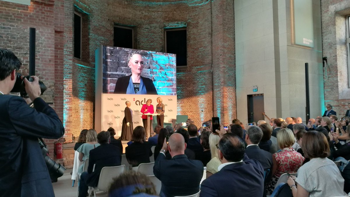 '<a href="/RealSophiaRobot/">Sophia the Robot | The Global Robot Ambassador</a> im Gespräch mit Angela Merkel und <a href="/mmeckel/">miriam meckel</a>. Und natürlich kommentiert sie das WM-Aus: "Still one of the best teams in the world!" 🇩🇪 #moralsmachines