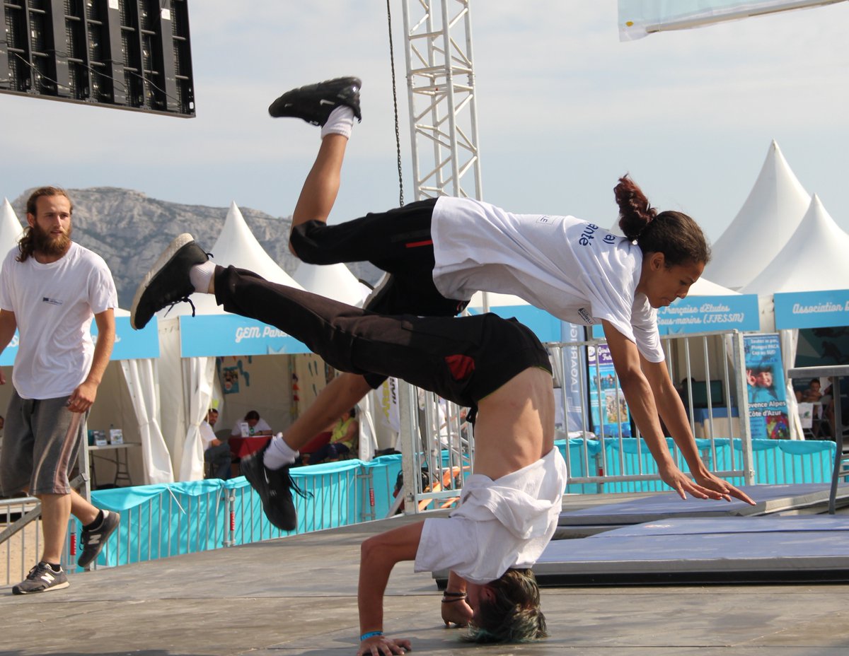 TokasssFamily's tweet photo. heyoooo !!!
voila avant de finir on vous montre notre #scène et le petit dernier le #traceur yasser de la #Tokasss se soir, pour finir le... FINAL ! 

#parkour #fusion #dive #head #surprenant #FestivalSportSanté #Marseille https://t.co/9pp25S9YWT