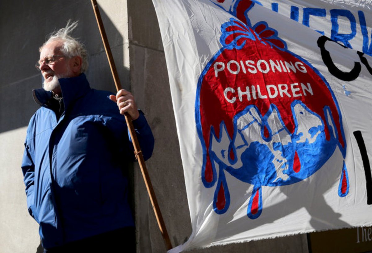 EvanThomasKing's tweet photo. Sherwin Williams knowingly sold lead paint for decades, and Big Paint wants to force taxpayers to clean it up for them. 
 #BoycottSherwinWilliams https://t.co/Cks9jAzPV0