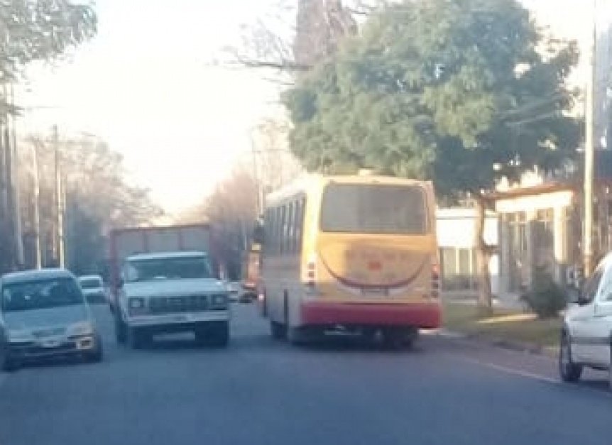 Chofer se desmayó cuando casi atropella a una nena con el colectivo perspectivasur.com/3/nota.php?not…