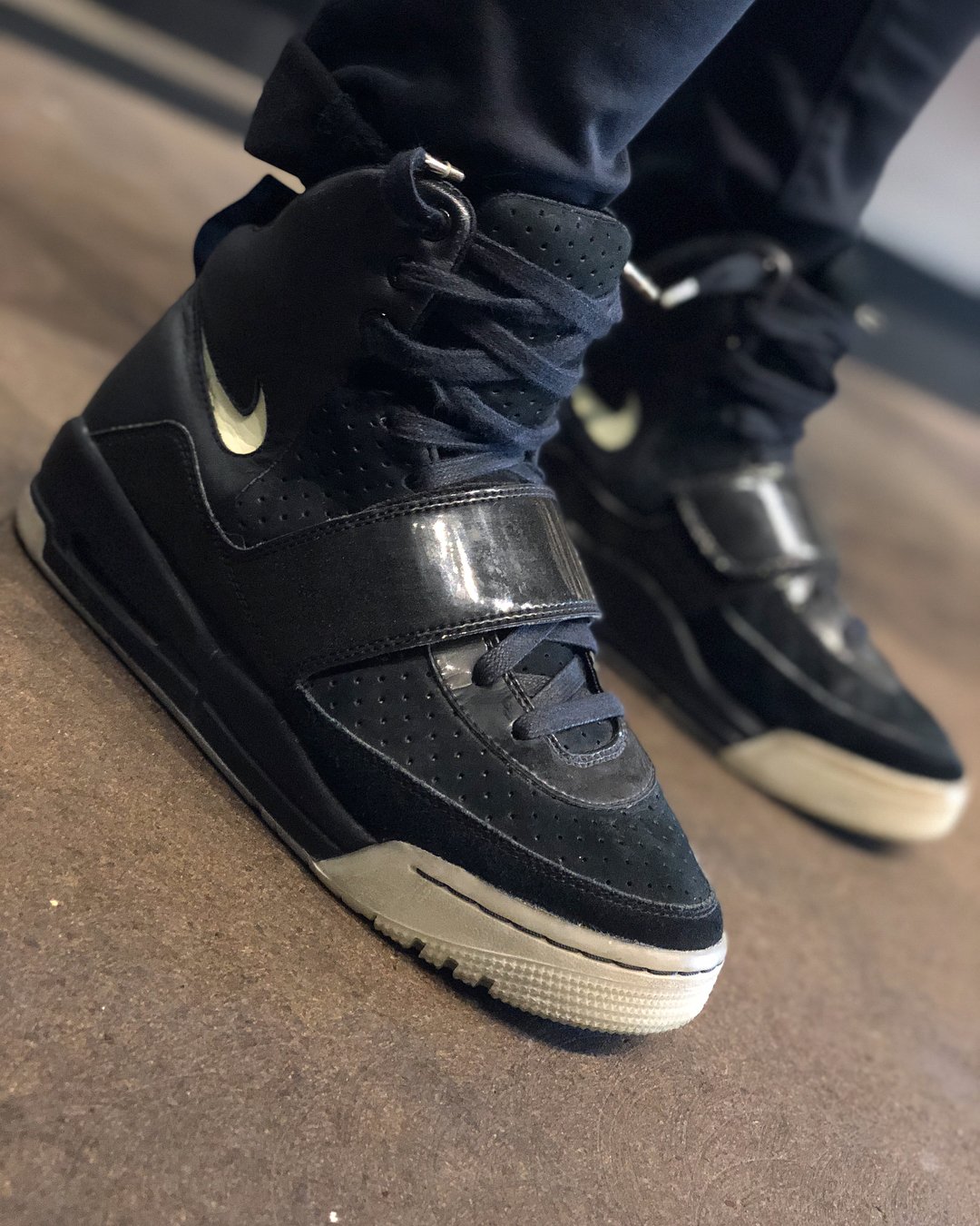 Nike air yeezy black glow sample discount