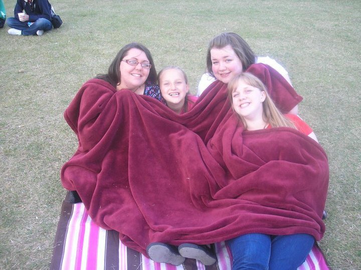 loobeeloou's tweet image. #tbt

omg @KatyBasey @amlh81 @bexie_boo can you believe this was 8 years ago next week?! Our Rachel is now turning 18...what I am turning is best forgotten 😜😂♥️

#mcflyatwigan #july2010