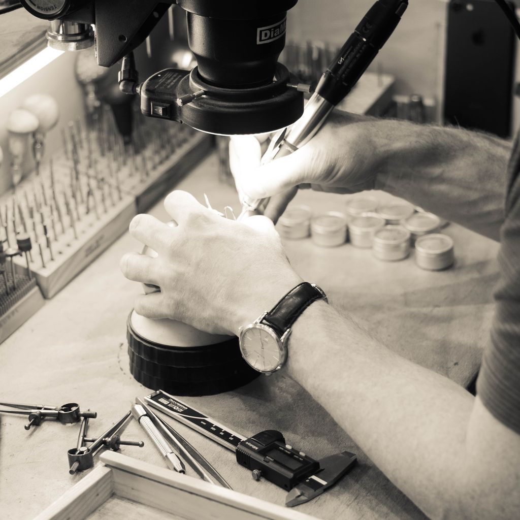 McCaulJewellery's tweet photo. We undertake all of our diamond setting in store at our London atelier
#gemstonesetting #micropave #settingtools #settingbench https://t.co/gVDOWqH873