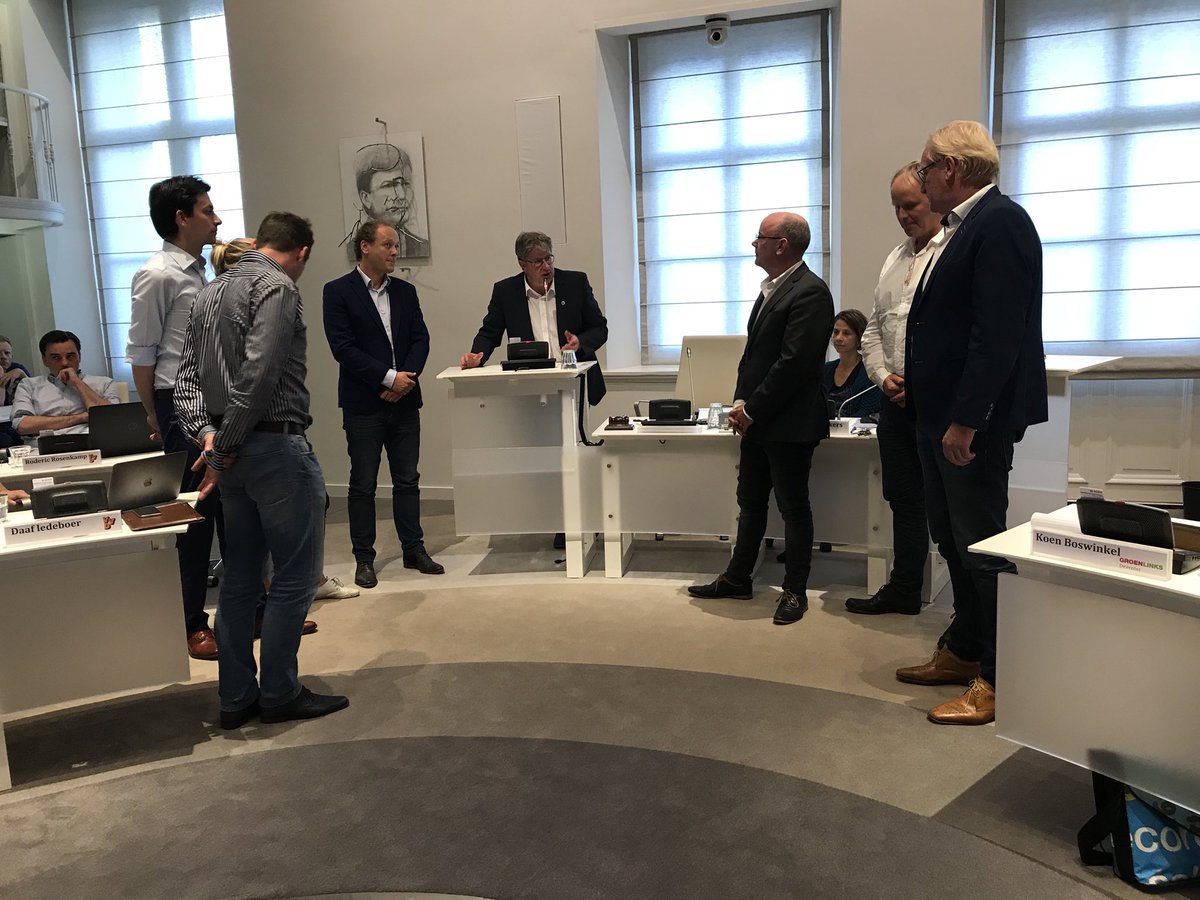 LidaZ's tweet photo. Na vele (honderden!) uren werk voor het Raadsonderzoek #raad0570 #deViking is de commissie decharge verleend. #veelwerkeninzicht Dank voor jullie inzet! https://t.co/qMEM71io91