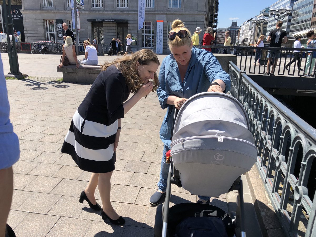 Familiensenatorin @melanieleonhard: „<a href="/ankeharnack/">Anke Harnack</a> wird am 25. August den 15. Hamburger Familientag moderieren. Das find ich richtig klasse. Ich habe sie heute getroffen und auch ihr Baby kennenlernen dürfen. Ein zauberhaftes Wesen - und eine tolle #workingMum.“ #familientaghh