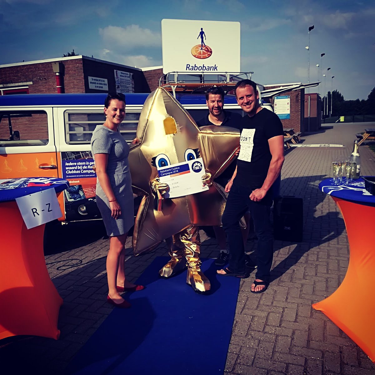 Vandaag hebben we een mooie cheque overhandigd gekregen van de <a href="/Rabobank/">Rabobank</a> Dankzij 134 stemmen die zijn uitgebracht hebben we een mooi bedrag van €576,84 gekregen, wat we met veel plezier gaan investeren in het themadorp 'Madriel'.

Dank voor jullie steun en stem! 👏🏻
#rcc2018