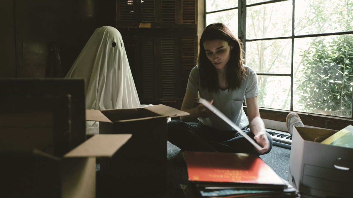 levmauc's tweet photo. — Estoy esperando a alguien.
— ¿A quien?
— No lo recuerdo.

La soledad, la muerte, el amor, el paso del tiempo y la fugacidad de la vida. Revisionar A GHOST STORY me ha dolido incluso más que la primera vez. Una dolorosa historia sobre nuestro pequeño paso por el universo. https://t.co/PWofTtOkdb