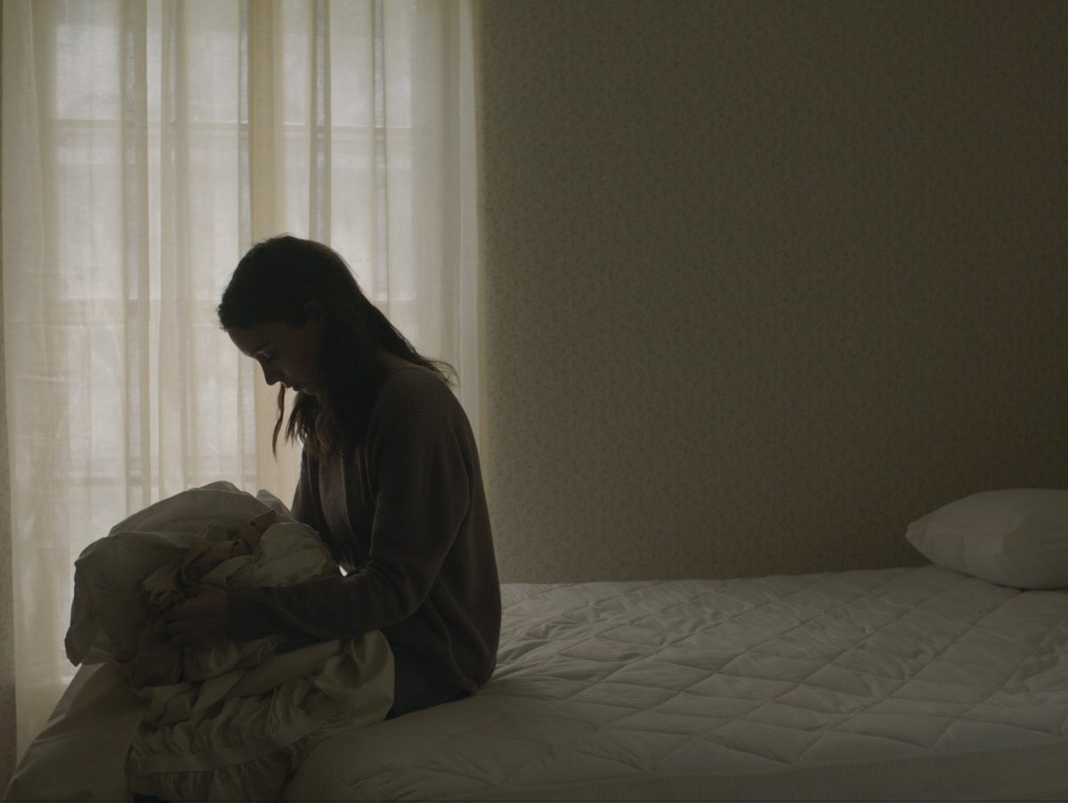 levmauc's tweet photo. — Estoy esperando a alguien.
— ¿A quien?
— No lo recuerdo.

La soledad, la muerte, el amor, el paso del tiempo y la fugacidad de la vida. Revisionar A GHOST STORY me ha dolido incluso más que la primera vez. Una dolorosa historia sobre nuestro pequeño paso por el universo. https://t.co/PWofTtOkdb