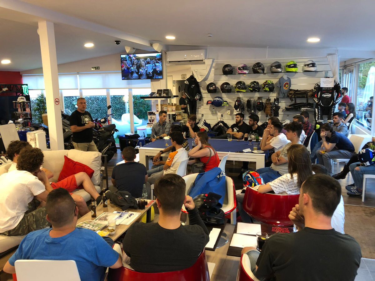 motor8fun's tweet photo. Como ya sabes, todos los miércoles tenemos la visita de @madrid_riders , y hoy charlamos sobre la posición de conducción en la moto.
#charlasmoteras #MotorAndFunRestaurante #MadridRidersDay https://t.co/4oWEhA6EGJ