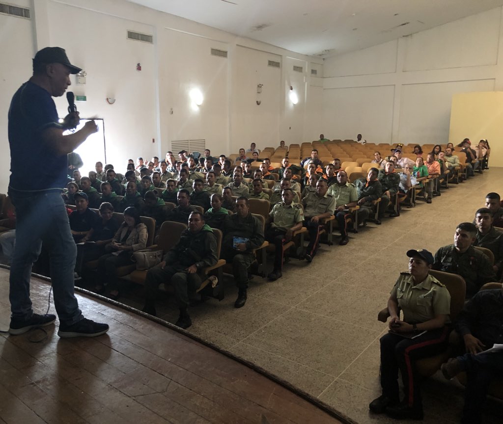 yelitzePSUV_'s tweet photo. Primera reunión de coordinación para el abordaje a la economía popular y control sobre los Mercados Municipales, en el marco de la lucha contra la guerra económica para ofrecer precios justos al soberano pueblo de Monagas. #200AñosCorreoDelOrinoco https://t.co/MI6zLo39TV