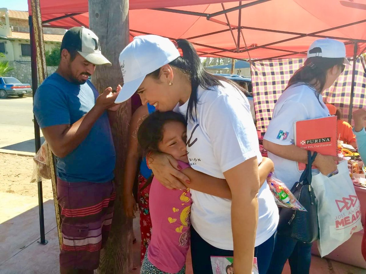 isabeldlp2018's tweet photo. Cada día estamos más cerca del triunfo. Estoy muy contenta y agradecida por el recibimiento de esta mañana en el Tianguis en Puerto San Carlos, donde están convencidos que trabajando juntos lograremos acciones que nos beneficien a todos. #Distrito01Federal #BCS https://t.co/r56cvoaykb