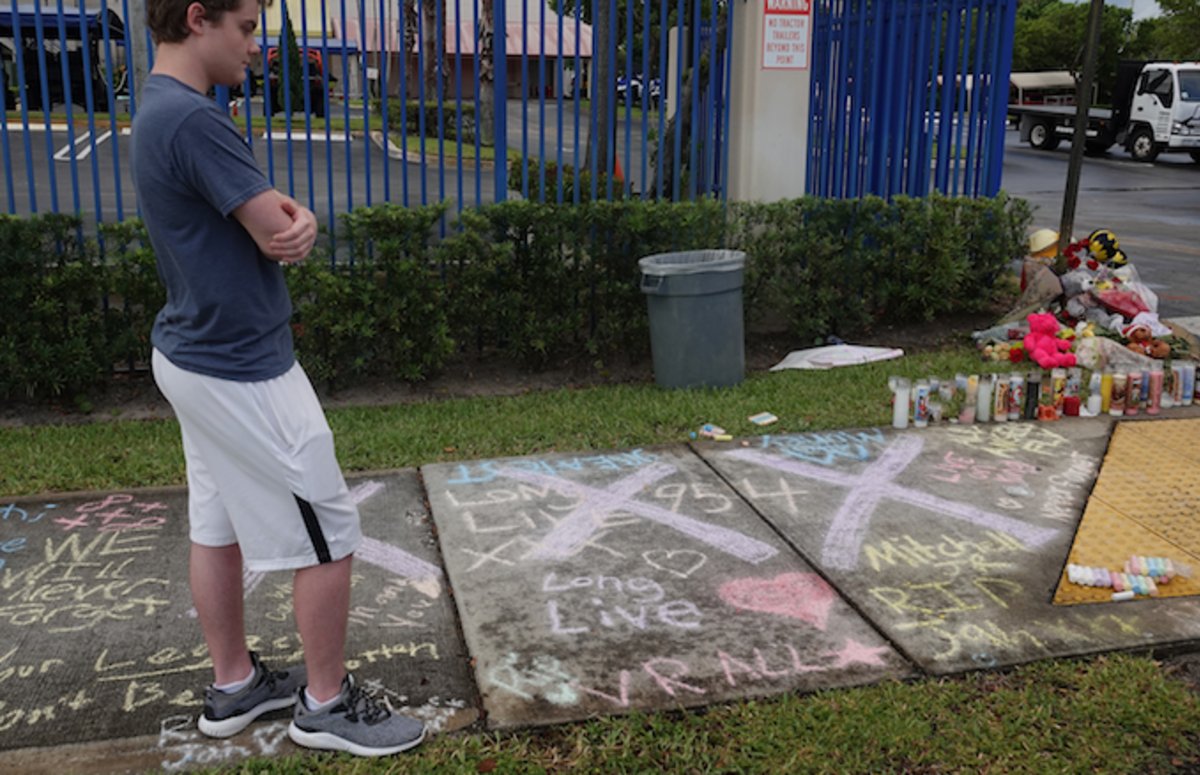 Complex's tweet photo. Thousands of fans attend XXXTentacion’s public memorial in Florida: https://t.co/zet0VUgk5L https://t.co/oH4mZH1UqX