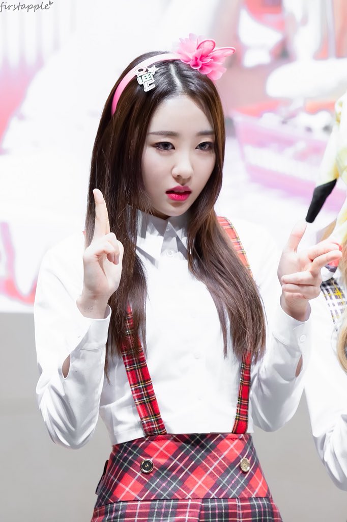 yvesdoingthings's tweet image. yves knowing she’s beautiful and attacking us with her looks (2018)