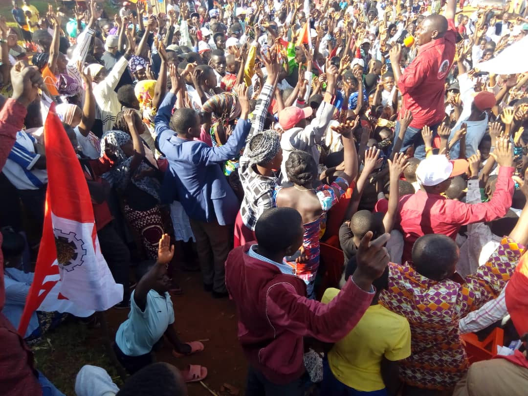 MichelMoto1's tweet photo. 🔴WALUNGU #UNC
#16Meetings en une semaine. Partout où il passe on l’accueil en fils du terroir. Ses terres qui l'ont vu naître et où il a tout fait. #Particularité : @amatobayu #BAYUBASIRE ne distribue pas l’argent à son passage. https://t.co/di9NpSrL27 https://t.co/n1stMECWXE