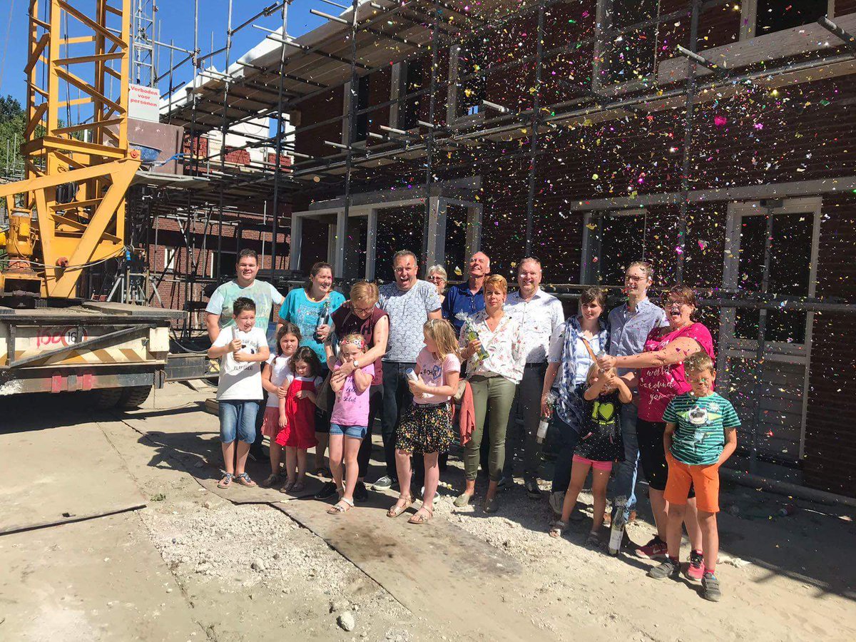 samenbouwen's tweet photo. Afgelopen maandag was het eindelijk zover... het hoogste punt in Oudenbosch werd bereikt. Reden genoeg om dit samen met de toekomstige bewoners, Willemsz Bouwbedrijf B.V. en Toba architecten te vieren. https://t.co/ch12Y8cHOy