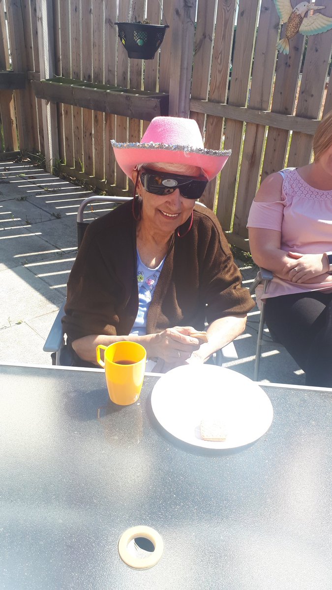 Donnakain7's tweet photo. Beautiful day @DonwellHouse1 enjoying our coffee morning in the sunshine 🌝🌝 https://t.co/Gt7CKV3XBe