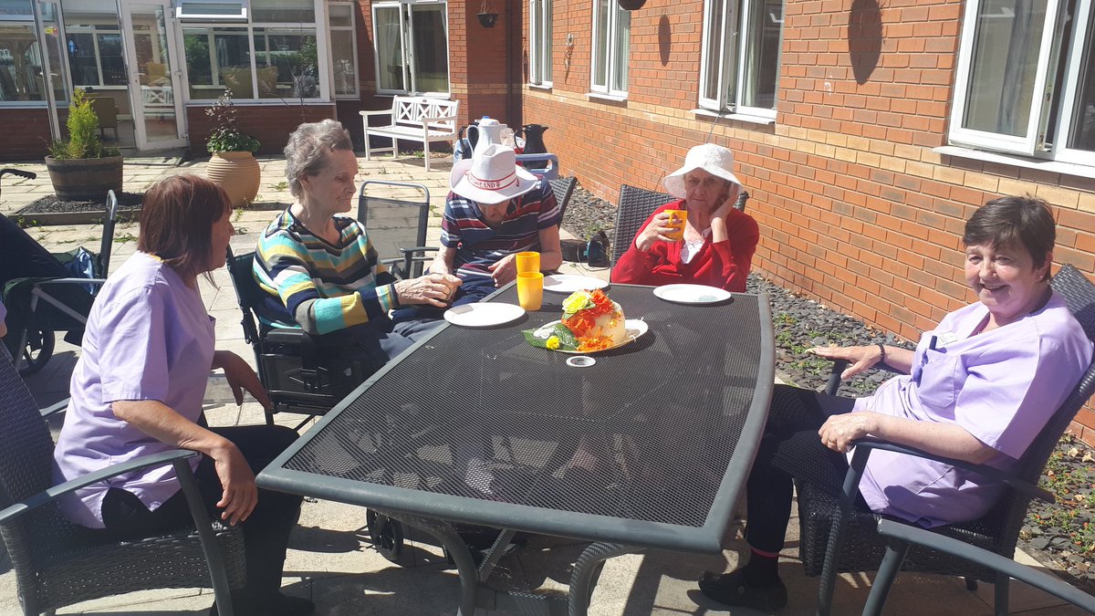 Donnakain7's tweet photo. Beautiful day @DonwellHouse1 enjoying our coffee morning in the sunshine 🌝🌝 https://t.co/W8WwrTPCy7