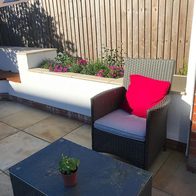 Shinybees's tweet photo. If anyone’s looking for me, I’ll be in my outside knitting chair, sneaking a quiet row and enjoying a rooibos. . #knit #knitting #shinybees #knittingchair #placestocreate #garden #gardenknitting #sunshine #knittersofig #instaknit https://t.co/gWSlYQuqv1 https://t.co/Tpff1SsWQS