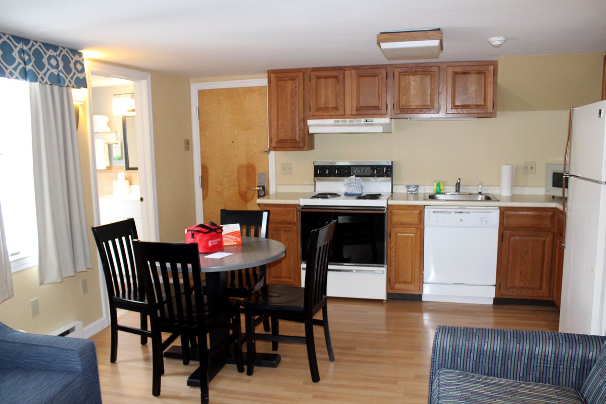galiberti's tweet photo. Spacious accommodations in our 2 bedroom cottage at the @rjresorts #BlueWaterResort! A perfect place for families! @VisitMA #VisitMA #capecod #yarmouth #privatebeach #NewEngland #SummerIsHere #summervacation #RedJacketResorts #RJEesorts #Ad https://t.co/1iQF5f1pS1