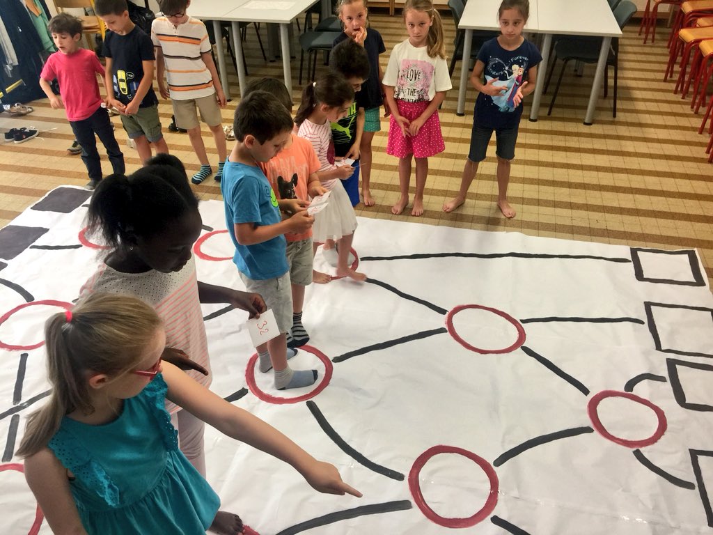 dbelhassein's tweet image. Atelier 3 machine à trier : #programmationdebranchee @ecolehyvert @pixees_fr @thierryvieville @margaridaromero Entrer dans la pensée informatique de 6 ans à 11 ans. On varie les nombres, des entiers aux décimaux à ranger dans l’ordre croissant avec solidarité !