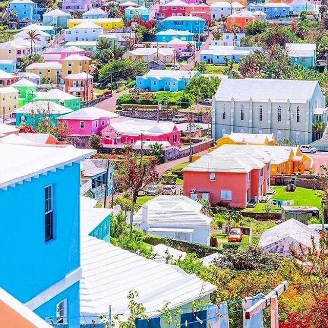 WeAreBermuda's tweet photo. Back of Town 🌈 ⠀
Bermuda the beautiful, the vibrant &amp; colourful 🎨 Bermuda is constantly inspiring us in our designs. 📷:@davidrosestudio 
@lifeofthe_fox ⠀

#Bermuda #BackOfTown #Colourful #PrideMonth #Pride #LoveWins #Love #BermudaPride #Travel … https://t.co/d52XphedVG https://t.co/N2BonLUWy1