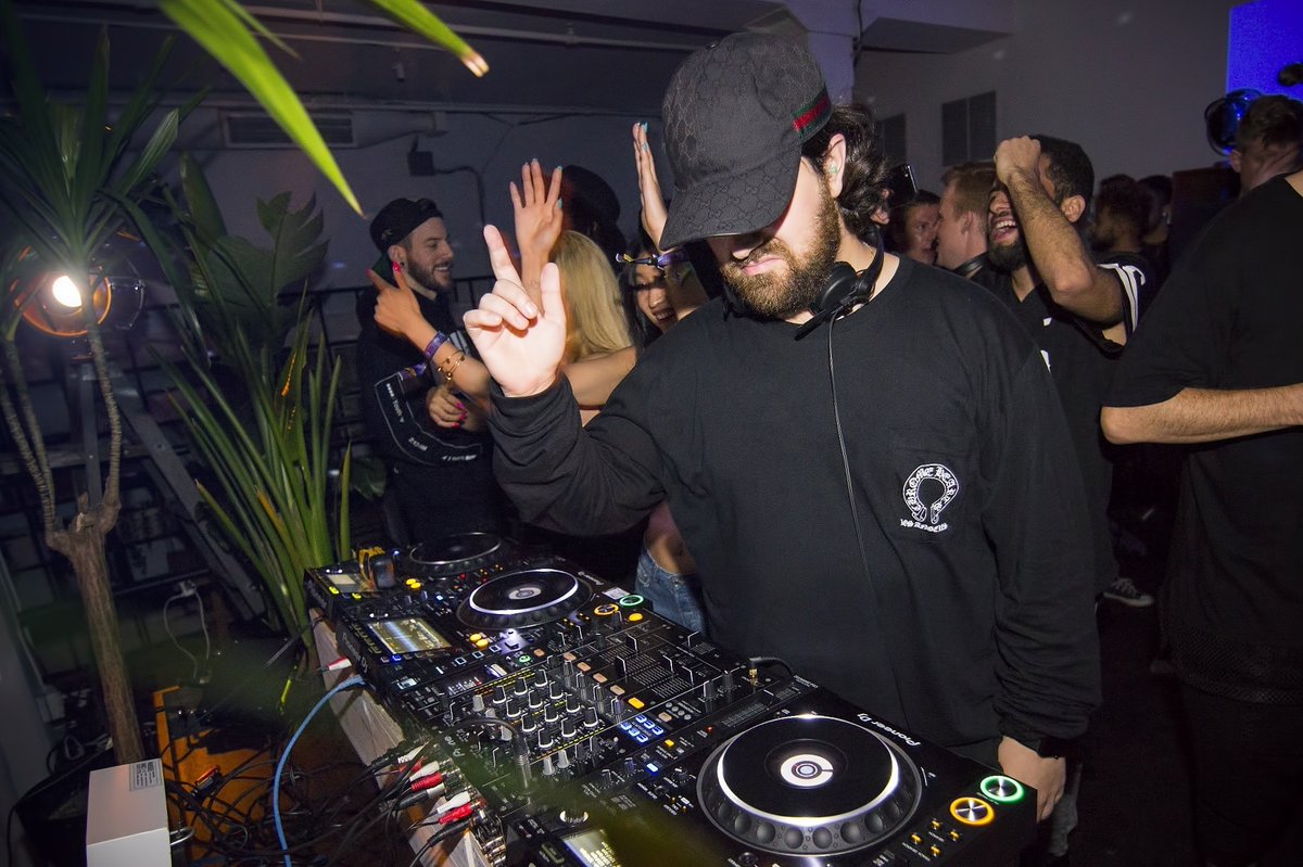 CENTERSTAGE_EMP's tweet image. 🌿@HunterSiegel throwin' down one last set at @the_hoxton after @DreamsFest 👆🎉 lots of pics on the way!

#huntersiegel #thehoxton #edm #rave #dancemusic #Deadbeats #dreamsmusicfest #dreamsmusicfestival #dreamsfest