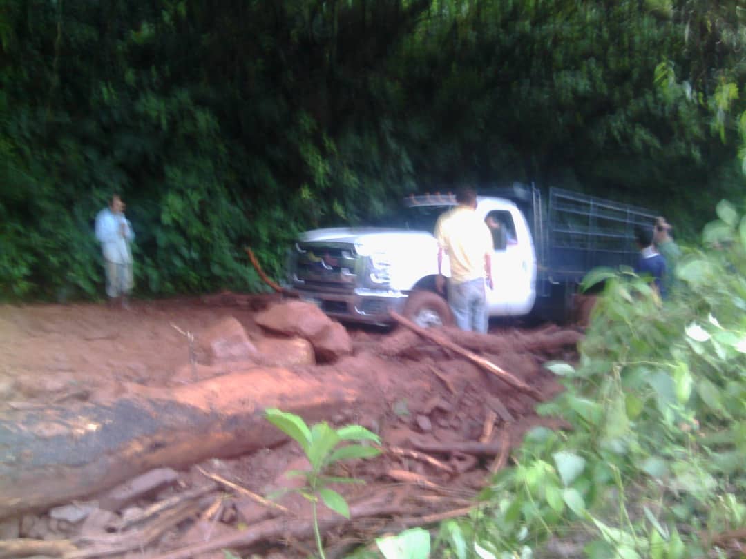 Señores la comunidad vía el chorro del indio  se cansó de esperarlos @PCsancristobal
