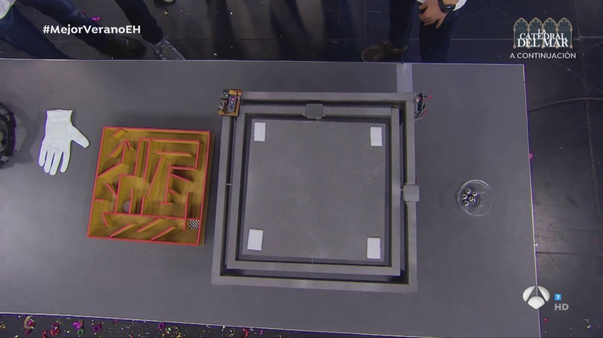 El_Hormiguero's tweet photo. ¡Nuestro experto en robótica no nos deja de sorprender! Javi nos trae un laberinto de madera que se puede controlar con la mano ✋ #MejorVeranoEH https://t.co/09Y35htbgN