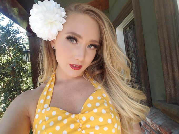 On set for @twistys today! Loving this pin-up look on me! ???
MUA: @makeupbypeggy https://t.co/EY8Ps