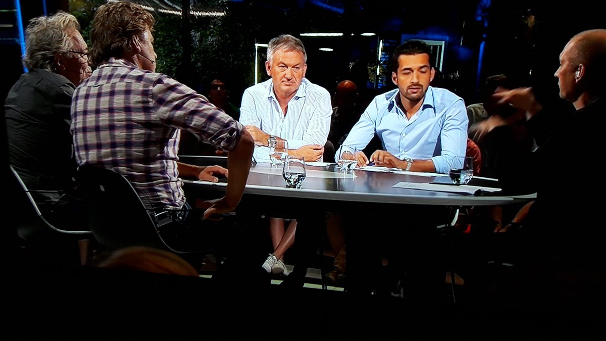 MarcCoppens's tweet photo. Dat noemen we dus een paar indrukwekkende voetbalbenen. #marcdegryse #villasporza https://t.co/AJ098UIf3d