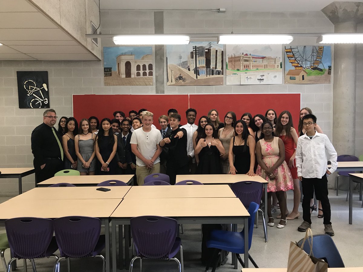 TDSBJones's tweet photo. 8A 2017 / 2018. What an amazing group of incredible young leaders. I’m so proud of all of you. The future is bright, you better wear shades! https://t.co/Sod7nIWynm